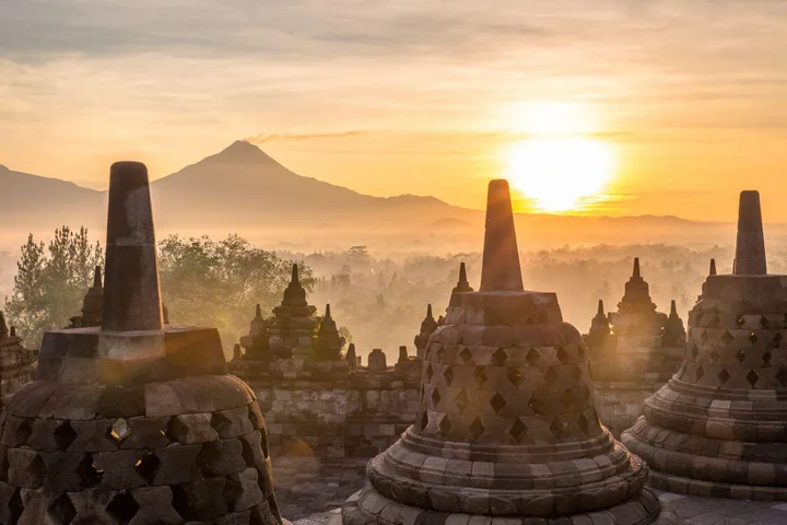 Borobudur-Tempelanlage mit Stupas bei Sonnenaufgang über dem Nebelmeer, Java, Indonesien Borobudur-Tempelanlage mit Stupas bei Sonnenaufgang über dem Nebelmeer, Java, Indonesien