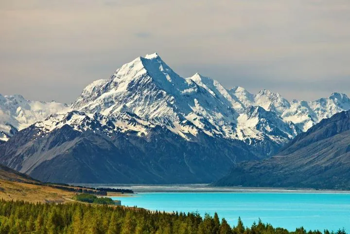 Aoraki / Mount Cook mit türkisem Gletschersee in den Southern Alps, Neuseeland