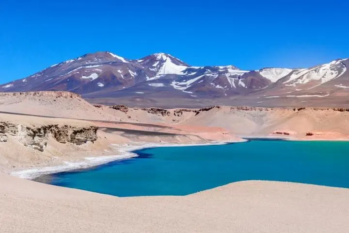 Laguna Verde in der Atacama-Wüste mit Vulkankulisse, Chile