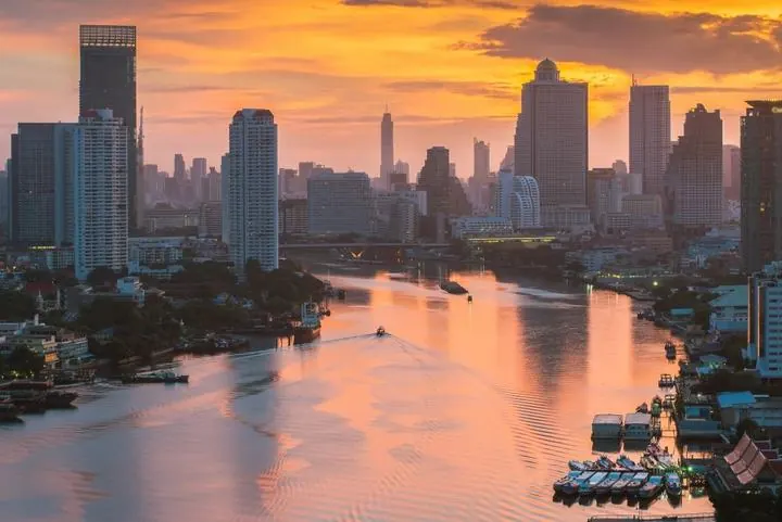 Bangkok bei Nacht mit beleuchteten Tempeln, Thailand