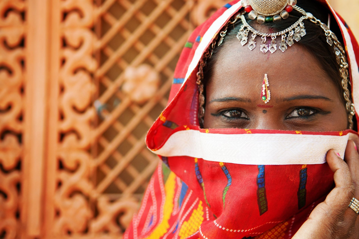 Frau in farbenprächtigem Sari in Rajasthan – Kultur einer Luxusreise durch Indien Frau in farbenprächtigem Sari in Rajasthan – Kultur einer Luxusreise durch Indien
