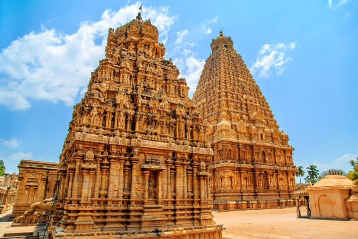 Reich verzierter hinduistischer Tempel mit kunstvollen Steinmetzarbeiten in Indien Reich verzierter hinduistischer Tempel mit kunstvollen Steinmetzarbeiten in Indien