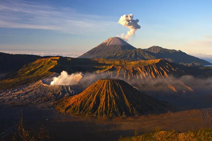 Vulkan Gunung Bromo mit Aschewolke im Morgenlicht, Tengger-Caldera auf Java, Indonesien Vulkan Gunung Bromo mit Aschewolke im Morgenlicht, Tengger-Caldera auf Java, Indonesien