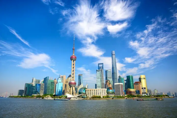 Skyline von Shanghai mit Pudong und Bund bei Nacht, China Skyline von Shanghai mit Pudong und Bund bei Nacht, China
