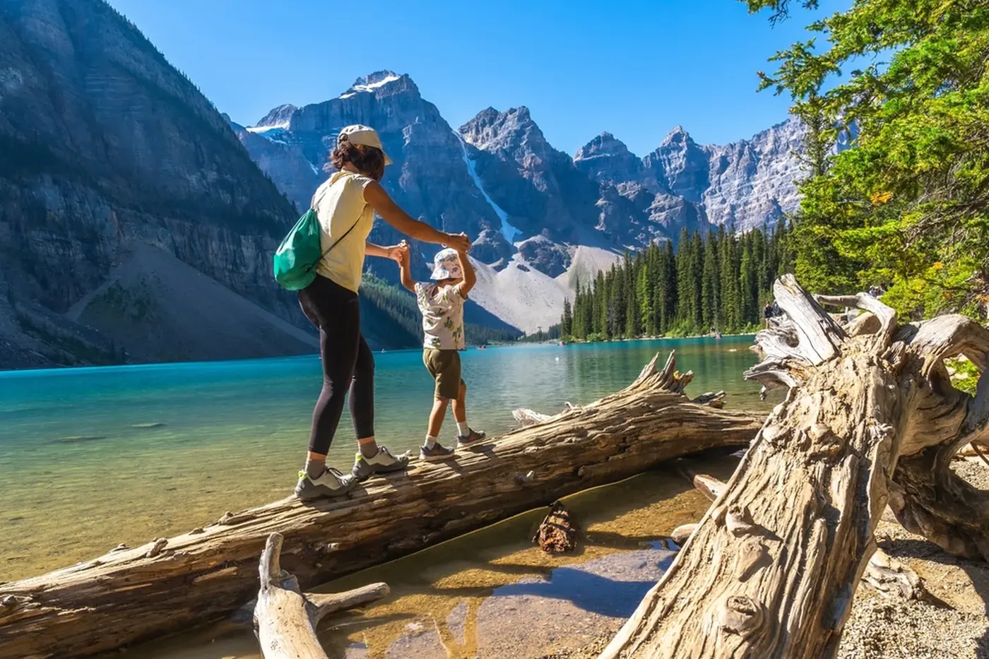 Familie wandert über dem türkisfarbenen Moraine Lake in den Rocky Mountains in Kanada — Luxusreisen mit Kindern