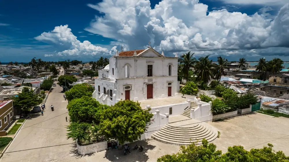 Weiße Kolonialkirche Misericórdia auf der UNESCO-Welterbeinsel Ilha de Moçambique in Mosambik unter Wolkenhimmel Weiße Kolonialkirche Misericórdia auf der UNESCO-Welterbeinsel Ilha de Moçambique in Mosambik unter Wolkenhimmel