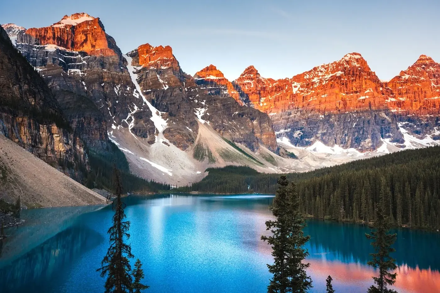Alpenglühen über den Ten Peaks am Moraine Lake im Banff-Nationalpark bei Sonnenaufgang, Alberta, Kanada Alpenglühen über den Ten Peaks am Moraine Lake im Banff-Nationalpark bei Sonnenaufgang, Alberta, Kanada