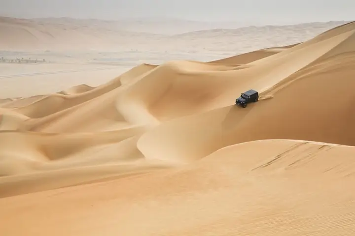 Wellenförmige Sanddünen der Wahiba Sands im Abendlicht, Oman