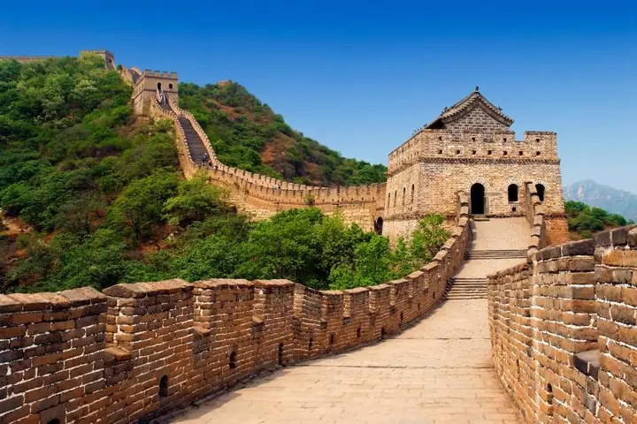 Chinesische Mauer windet sich über bewaldete Bergrücken bei Peking, China Chinesische Mauer windet sich über bewaldete Bergrücken bei Peking, China