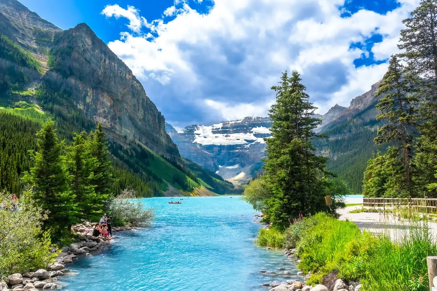 Türkisfarbener Lake Louise im Banff-Nationalpark mit Victoria-Gletscher und Nadelwald, Alberta, Kanada Türkisfarbener Lake Louise im Banff-Nationalpark mit Victoria-Gletscher und Nadelwald, Alberta, Kanada
