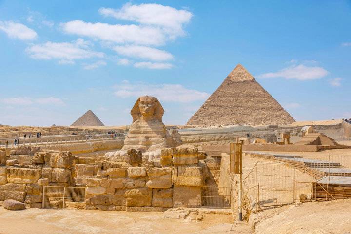 Sphinx von Gizeh vor der Chephren-Pyramide im Morgenlicht — Luxusreise Ägypten mit privatem Ägyptologen Sphinx von Gizeh vor der Chephren-Pyramide im Morgenlicht — Luxusreise Ägypten mit privatem Ägyptologen