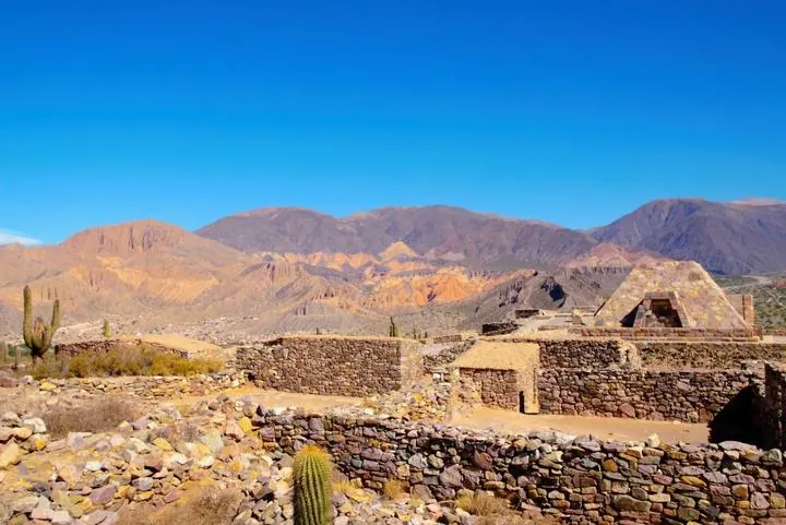 Bunte Bergwelt bei Tilcara in der Quebrada de Humahuaca, Argentinien