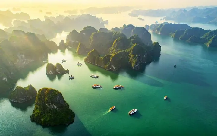 Halong-Bucht – Karstinseln im türkisen Wasser