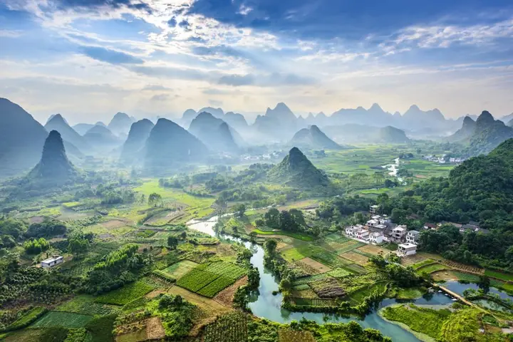 Karstberge am Li-Fluss bei Yangshuo und Guilin, China Karstberge am Li-Fluss bei Yangshuo und Guilin, China
