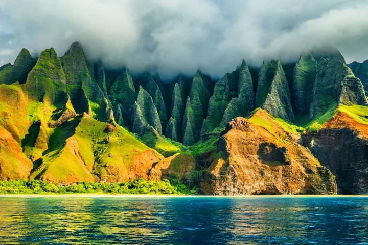 Nā Pali Coast auf Kauai mit steilen grünen Klippen über dem Pazifik, Hawaii