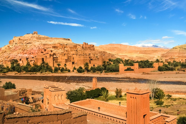 Lehmfestung Aït Benhaddou im Abendlicht vor den schneebedeckten Gipfeln des Hohen Atlas in Marokko Lehmfestung Aït Benhaddou im Abendlicht vor den schneebedeckten Gipfeln des Hohen Atlas in Marokko