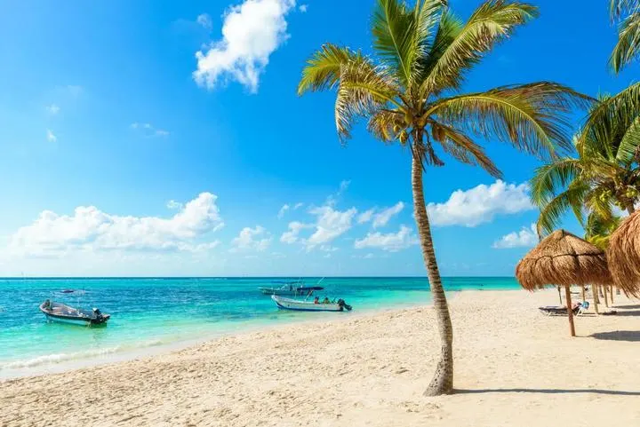 Karibikstrand der Riviera Maya mit türkisem Wasser, Mexiko
