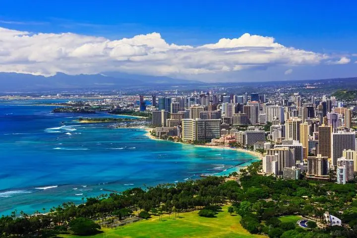 Waikiki Beach mit Diamond Head auf Oʻahu, Hawaii