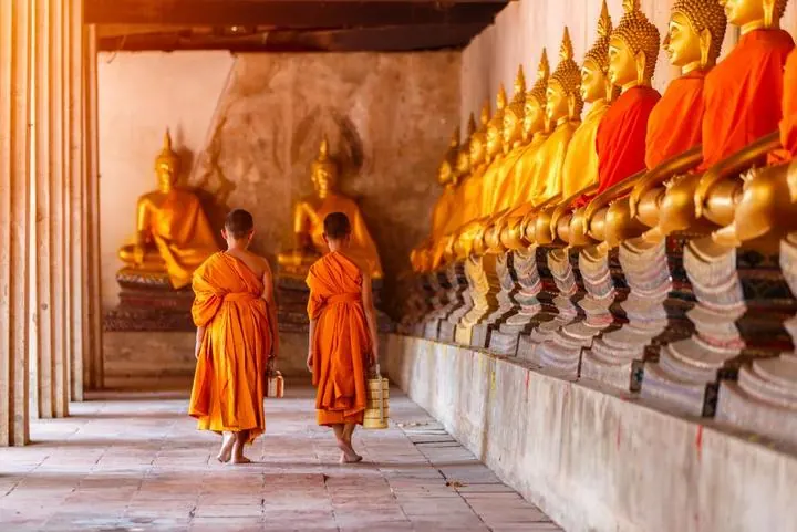 Buddhistische Mönche in safranfarbenen Roben, Thailand